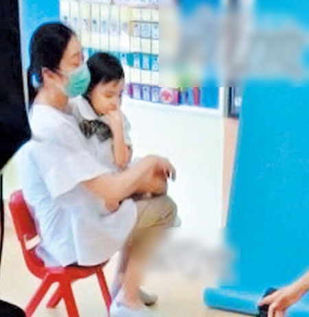 Lưu Đức Hoa không nhận đặc cách khi xin học cho con gái - 2 Vợ Lưu Đức Hoa đưa con đi xin học