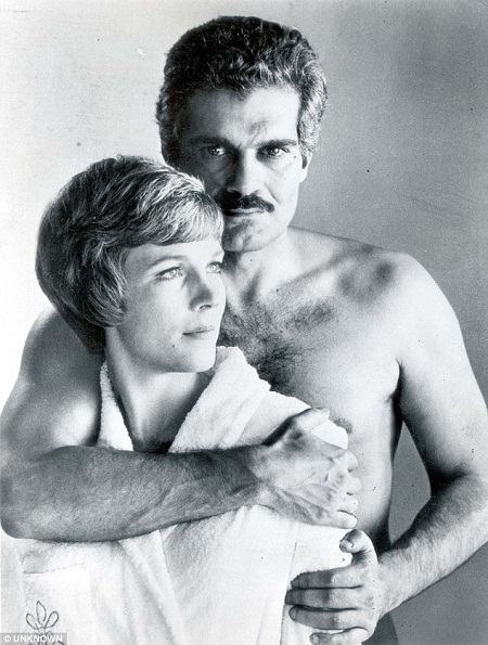 Cuộc đời buồn thảm của nam diễn viên phim “Bác sĩ Zhivago” - 6 Omar Sharif với bạn diễn Julie Andrews trong phim “The
Tamarind Seed” (1974).