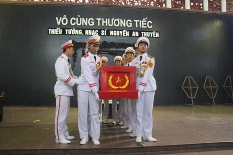 Đoàn xe chở thi hài nhạc sĩ An Thuyên hướng về