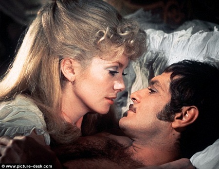Cuộc đời buồn thảm của nam diễn viên phim “Bác sĩ Zhivago” - 4 Omar Sharif và nữ diễn viên Catherine Deneuve trong phim “Mayerling” (1969).