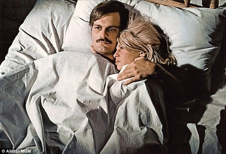 Cuộc đời buồn thảm của nam diễn viên phim “Bác sĩ Zhivago” - 1 Sharif và bạn diễn Julie Christie trong phim “Bác sĩ
Zhivago” (1965).