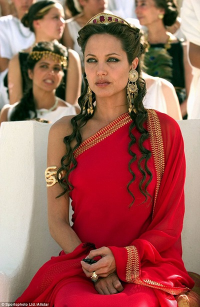 Vẻ đẹp của Angelina Jolie khi vào vai Nữ hoàng nổi tiếng nhất lịch sử Nga - 2 Vẻ đẹp của Angelina Jolie khi vào vai Nữ hoàng nổi tiếng nhất lịch sử Nga