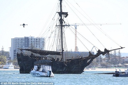 “Cướp biển Caribbe” Johnny Depp gây bất ngờ khi đến thăm bệnh nhi - 4 Trước khi đến bệnh viện, Johnny Depp vẫn đang bận rộn với
các cảnh quay.