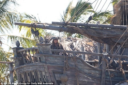 “Cướp biển Caribbe” Johnny Depp gây bất ngờ khi đến thăm bệnh nhi - 5 Depp thực hiện các cảnh quay trên chiếc thuyền neo đậu ngoài
biển Gold Coast, Úc.