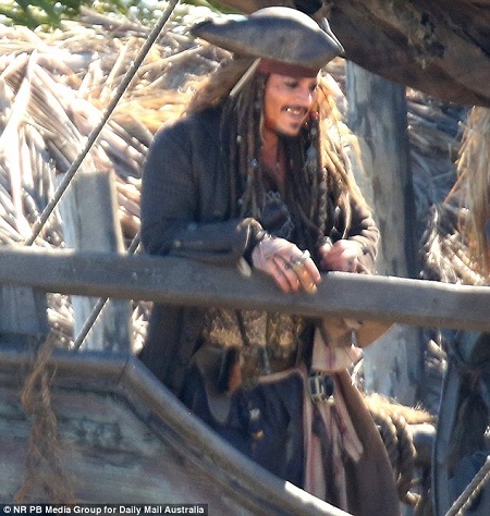 “Cướp biển Caribbe” Johnny Depp gây bất ngờ khi đến thăm bệnh nhi - 7 Depp thực hiện các cảnh quay trên chiếc thuyền neo đậu ngoài
biển Gold Coast, Úc.