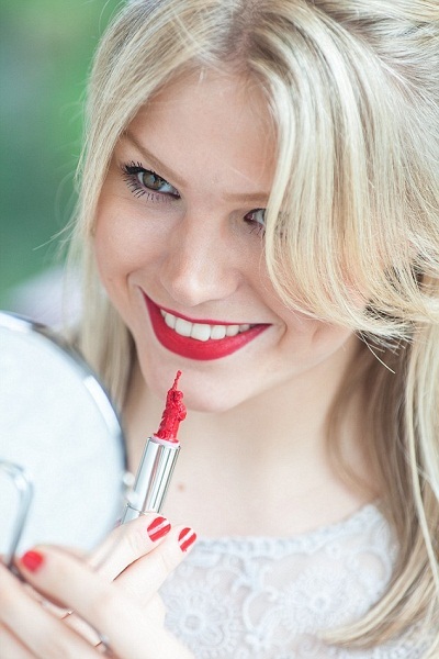 Một
thỏi son đỏ đậm được nghệ sĩ Hedley Wiggan tạo hình giống tượng Nữ thần Tự do ở
New York.