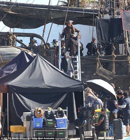 “Cướp biển Caribbe” Johnny Depp gây bất ngờ khi đến thăm bệnh nhi - 9 Depp thực hiện các cảnh quay trên chiếc thuyền neo đậu ngoài
biển Gold Coast, Úc.