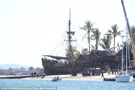 “Cướp biển Caribbe” Johnny Depp gây bất ngờ khi đến thăm bệnh nhi - 11 Những
ngày này, người ta luôn bắt gặp Johnny Depp ngoài bờ biển thành phố Gold Coast.