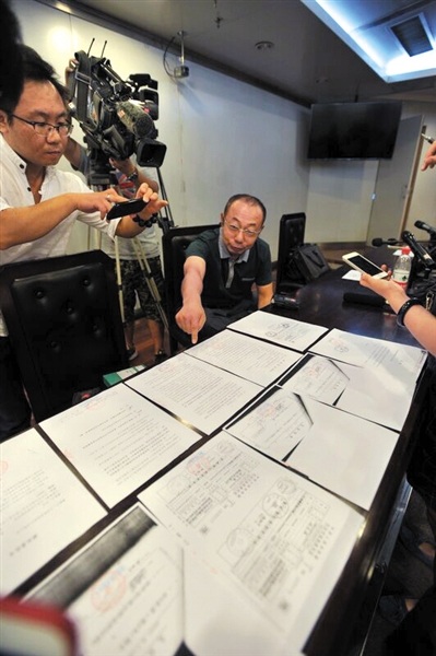 Luật
sư đại diện của Trương Nghệ Mưu đưa ra các giấy tờ làm bằng chứng cho vụ kiện.