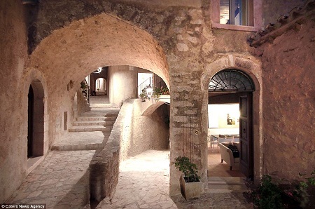 Rao bán ngôi làng cổ sản sinh ra món mì Ý - 8 Ngôi làng Il Borgo đặc trưng với những mái vòm.