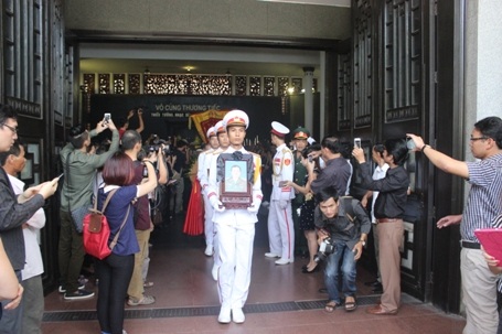 Đoàn xe chở thi hài nhạc sĩ An Thuyên hướng về