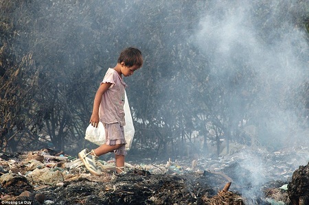 Nhiếp ảnh gia Việt Nam có nhiều ảnh xuất sắc tại giải ảnh quốc tế - 2 Một cậu bé đi nhặt rác
- Tác giả: Hoàng Lê Duy.