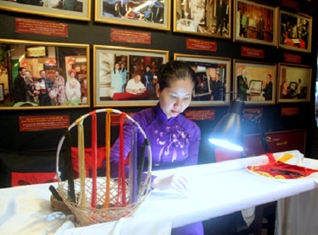 Trung tâm XQ Nha Trang khai mạc chương trình “Lễ vật âm nhạc” - 2 Nghệ nhân XQ thêu tranh