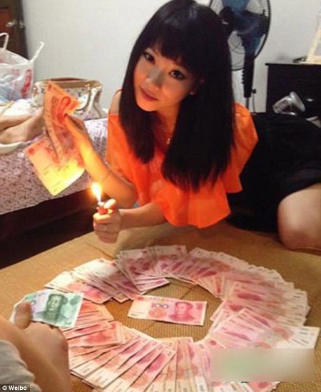 Tiêu tiền “giật gân” như các “cậu ấm cô chiêu” Trung Quốc - 1 Một
“phú nhị đại” khoe giàu bằng cách đốt tiền.