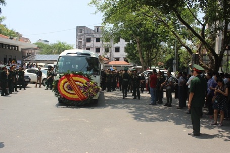 Đoàn xe chở thi hài nhạc sĩ An Thuyên hướng về