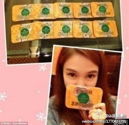 Tiêu tiền “giật gân” như các “cậu ấm cô chiêu” Trung Quốc - 7 Một
“phú nhị đại” nổi tiếng của Trung Quốc - Vương Tư Thông - bên dàn “mỹ nữ”.