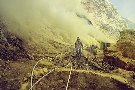 Nhiếp ảnh gia Việt Nam có nhiều ảnh xuất sắc tại giải ảnh quốc tế - 19 Tại một khu khai mỏ -
Tác giả: Kevin McElvaney.