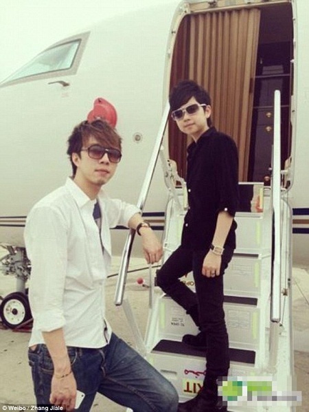 Tiêu tiền “giật gân” như các “cậu ấm cô chiêu” Trung Quốc - 13 Trương
Gia Lệ di chuyển bằng phi cơ riêng.