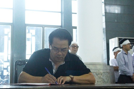 Hình ảnh xúc động tại lễ tang GS.TS - NSND Đình Quang - 1 NSƯT Trần Nhượng viết sổ tang tiễn biệt thầy Đình Quang