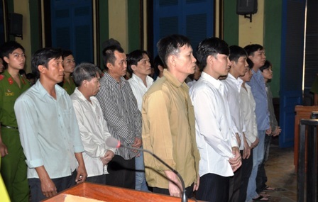 Kinh hoàng băng nhóm chuyên cướp bằng… nón bảo hiểm - 1 Kinh hoàng băng nhóm chuyên cướp bằng… nón bảo hiểm - 1