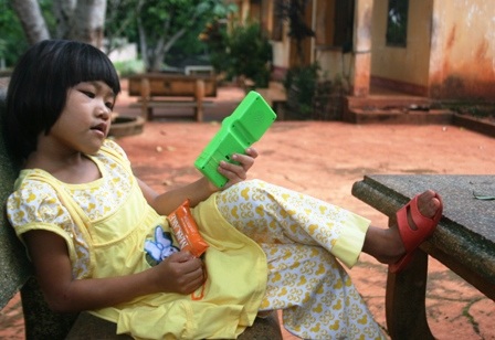 Gặp lại bé gái bất hạnh bị mẹ cắt gân tay, chân - 1