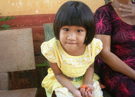 Gặp lại bé gái bất hạnh bị mẹ cắt gân tay, chân - 2