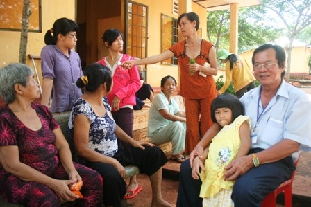 Gặp lại bé gái bất hạnh bị mẹ cắt gân tay, chân - 3