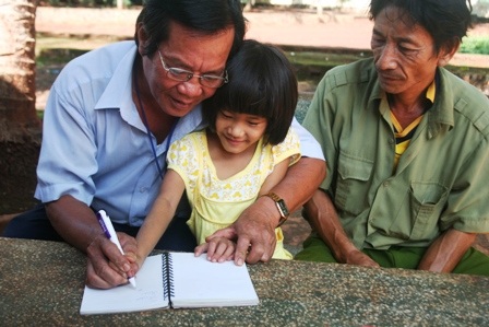 Gặp lại bé gái bất hạnh bị mẹ cắt gân tay, chân - 5