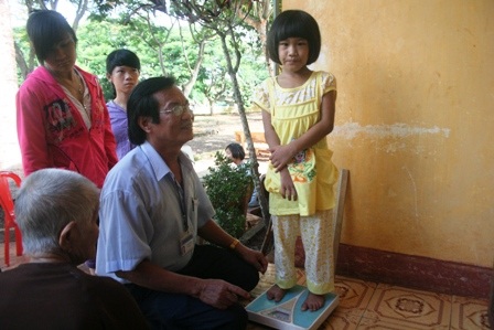 Gặp lại bé gái bất hạnh bị mẹ cắt gân tay, chân - 4