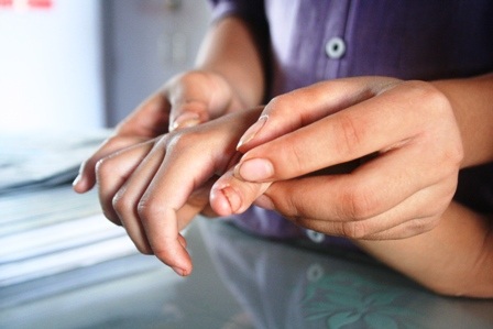 Gặp lại bé gái bất hạnh bị mẹ cắt gân tay, chân - 6