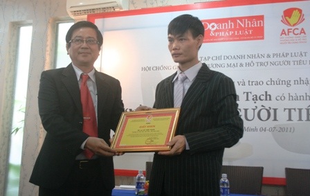 Kỹ sư Lê Văn Tạch được tôn vinh - 1 Kỹ sư Lê Văn Tạch được tôn vinh - 1