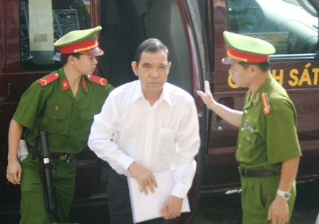 Vợ ông Huỳnh Ngọc Sĩ đòi lại 2 căn nhà đã bị kê biên - 1 Vợ ông Huỳnh Ngọc Sĩ đòi lại 2 căn nhà đã bị kê biên - 1