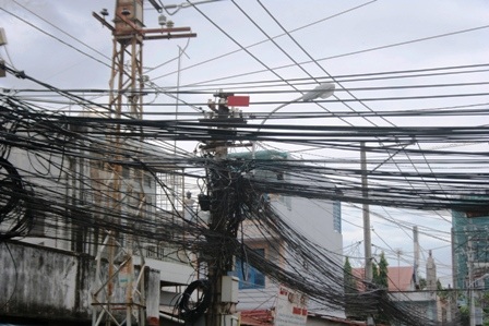 “Ma trận” dây điện chằng chịt trên đầu dân - 1 “Ma trận” dây điện chằng chịt trên đầu dân - 1
