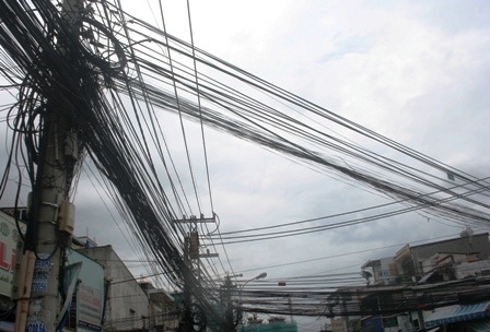 “Ma trận” dây điện chằng chịt trên đầu dân - 3 “Ma trận” dây điện chằng chịt trên đầu dân - 3