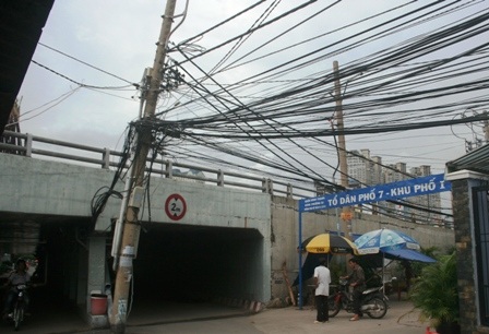 “Ma trận” dây điện chằng chịt trên đầu dân - 4 “Ma trận” dây điện chằng chịt trên đầu dân - 4