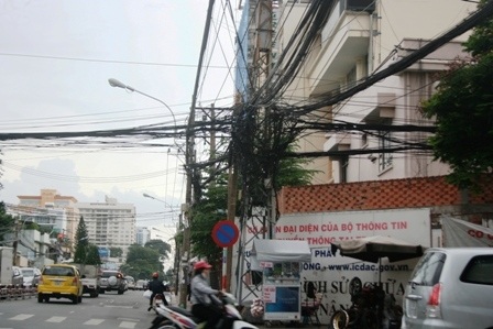“Ma trận” dây điện chằng chịt trên đầu dân - 7 “Ma trận” dây điện chằng chịt trên đầu dân - 7