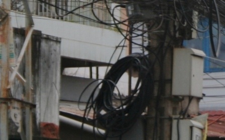 “Ma trận” dây điện chằng chịt trên đầu dân - 5 “Ma trận” dây điện chằng chịt trên đầu dân - 5