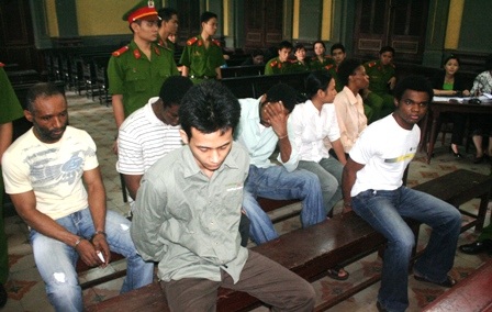 Ông “Tây” quậy tòa và từ chối luật sư vì “không bằng quốc tế” - 2 Ông “Tây” quậy tòa và từ chối luật sư vì “không bằng quốc tế” - 2