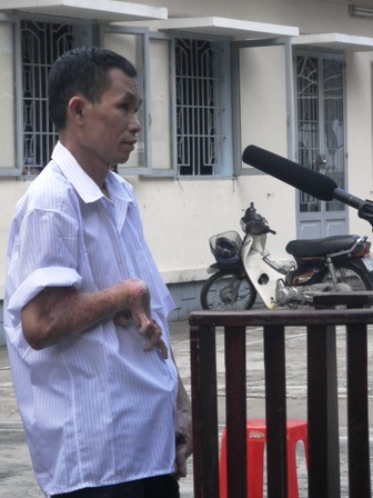Tử hình kẻ mưu sát vợ bằng 40 lít xăng - 1 Tử hình kẻ mưu sát vợ bằng 40 lít xăng - 1