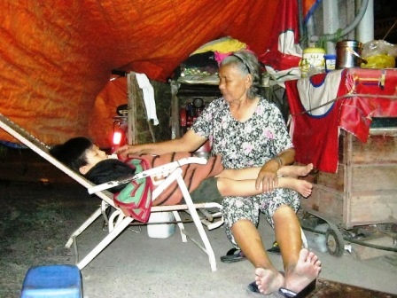 Gặp nữ “hiệp sĩ giao thông” 36 năm vá xe đêm - 3 Gặp nữ “hiệp sĩ giao thông” 36 năm vá xe đêm