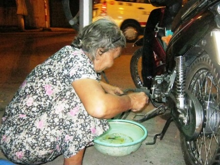 Gặp nữ “hiệp sĩ giao thông” 36 năm vá xe đêm - 2 Gặp nữ “hiệp sĩ giao thông” 36 năm vá xe đêm
