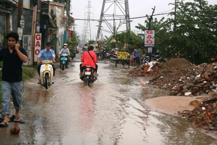 Người dân TPHCM bơ phờ trong cơn bão “lạ” - 1 Người dân TPHCM bơ phờ trong cơn bão “lạ”
