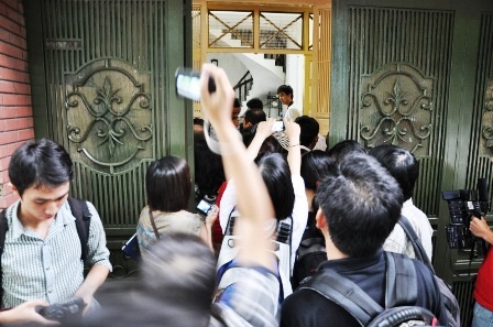 Bé đốt cháy đồ vật: Não phải phát triển giống nhà tu hành?!