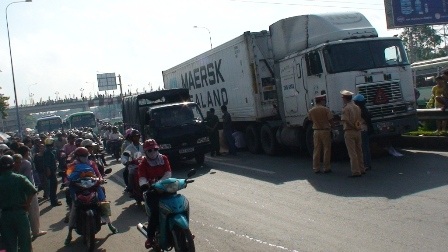 Đi bỏ bánh mì, bị xe container cán chết 