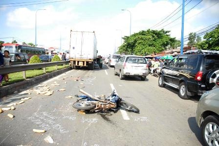 Đi bỏ bánh mì, bị xe container cán chết 