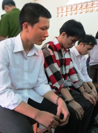 Giết bạn cùng phục vụ nhà hàng rồi phi tang - 1 Các bị cáo tại tòa sơ thẩm