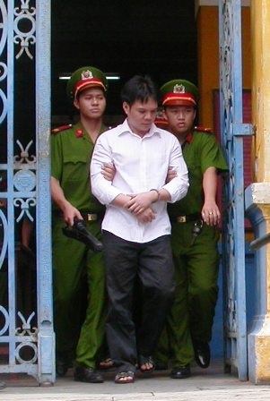 Nhà báo Hoàng Khương lĩnh án 4 năm tù - 3 Nguyên CSGT Huỳnh Minh Đức lĩnh 5 năm tù