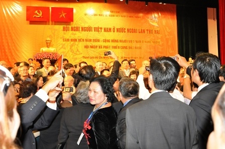 Kiều bào ủng hộ bảo vệ chủ quyền biển đảo bằng mọi khả năng - 3 Bà con kiều bào chụp ảnh với lãnh đạo Đảng và Nhà nước