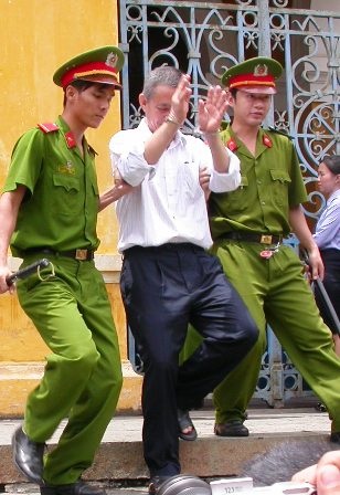 Nhà báo Hoàng Khương lĩnh án 4 năm tù - 4 Bị cáo Tôn Thất Hoà