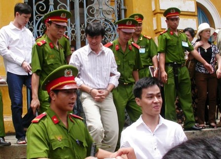 Nhà báo Hoàng Khương lĩnh án 4 năm tù - 2 Hoàng Khương (giữa) lĩnh 4 năm tù
